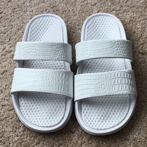 Dick's Sporting Goods Pool/Beach White Slides Size 6 in EUC